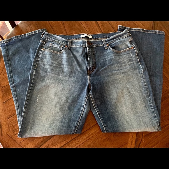 Levi’s Perfectly Slimming Bootcut 512 Jeans - Picture 2 of 6